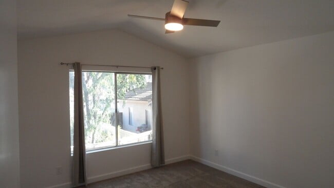 Building Photo - End-Unit 3BR 2.5BA Townhome w/ 2 Car Attached Garage