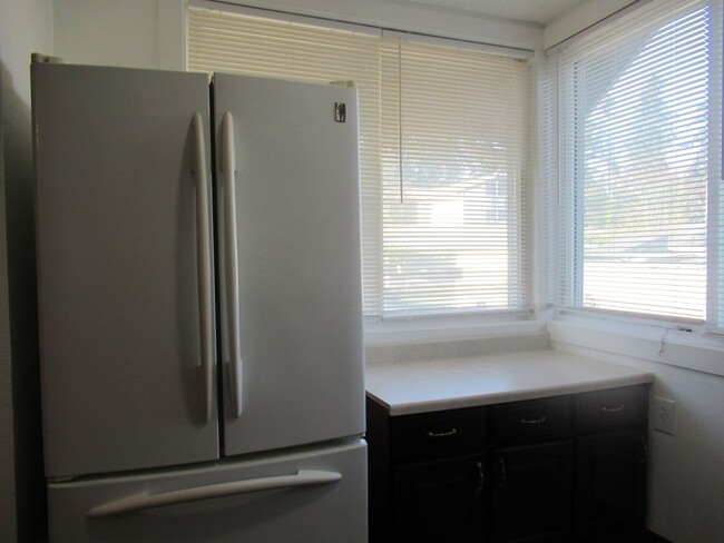 Building Photo - Spacious 2 bedroom one bath unit in 3-plex...