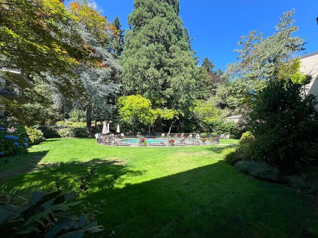Building Photo - Live Next to Washington Park! Spacious 2-Bedroom Condo with Pool!