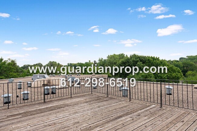 Building Photo - Top Floor Condo Available September 1 in H...