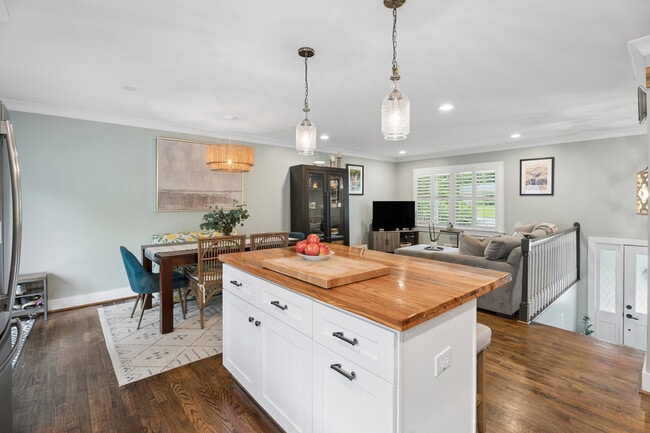 Building Photo - 4097 Longview Dr