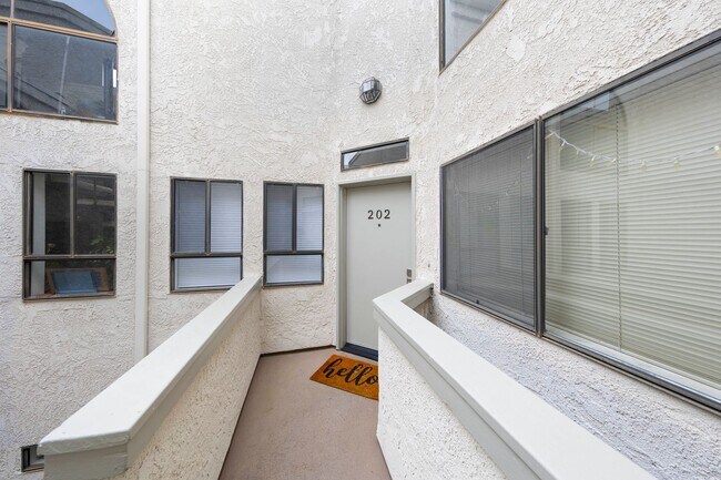 Building Photo - 2 Bedroom condo - Biking distance to the beach