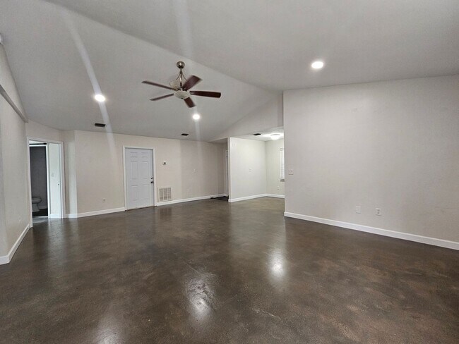 Building Photo - 3/2 Home in Palm Grove