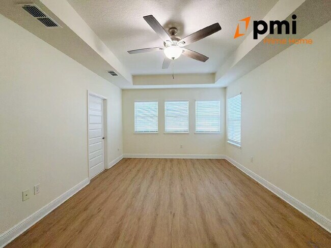 Building Photo - "Spacious Elegance Awaits: 5-Bedroom Home with 3.5 Baths in Winter Garden"