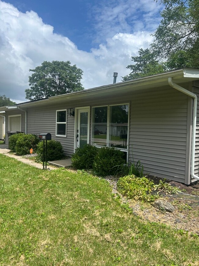 Building Photo - Charming 3 Bedroom Home with Garage & Fenced Yard