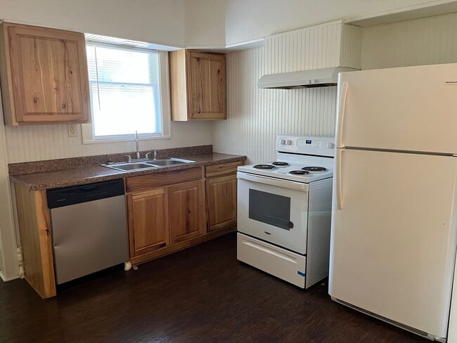 Building Photo - Broadmoor 2BR/2BA Duplex