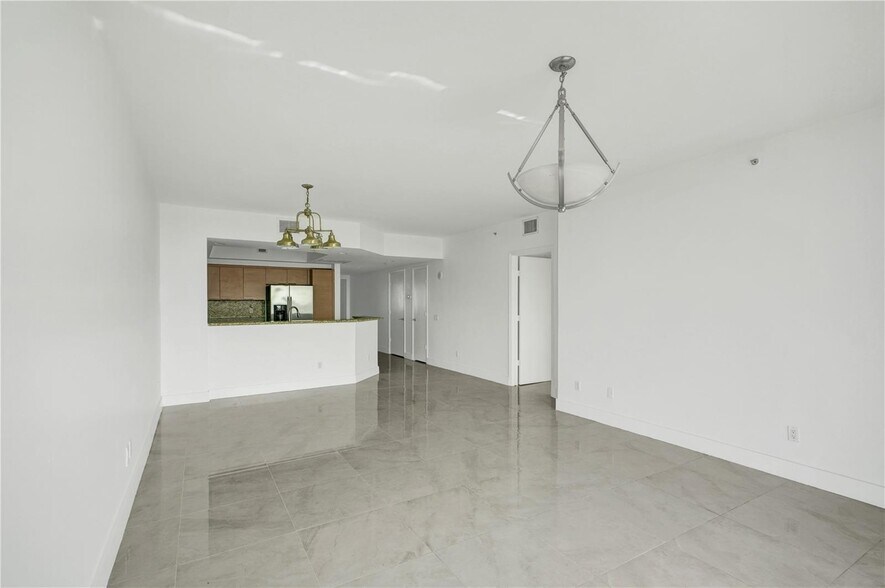 Building Photo - 14951 Royal Oaks Ln