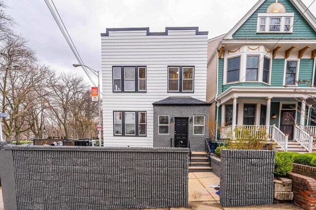 Building Photo - 152 Bentley Ave