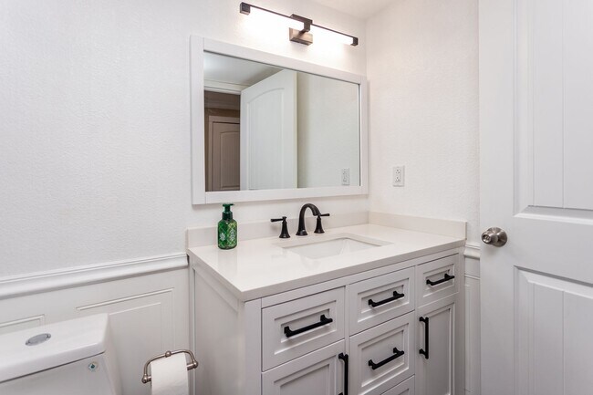 Building Photo - Beautiful Home with Stunning Views!