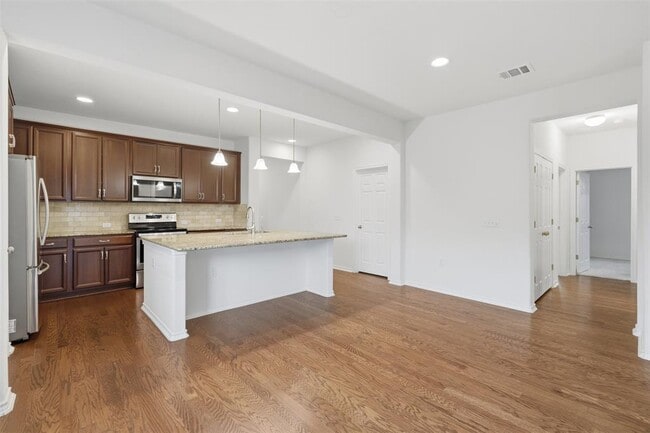 Building Photo - 13401 Henneman Dr