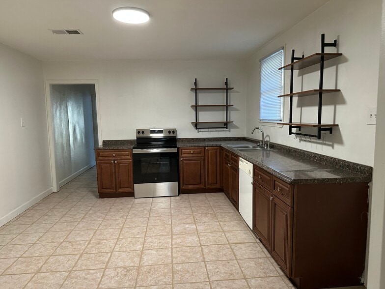 Kitchen - 5017 Oak Dr