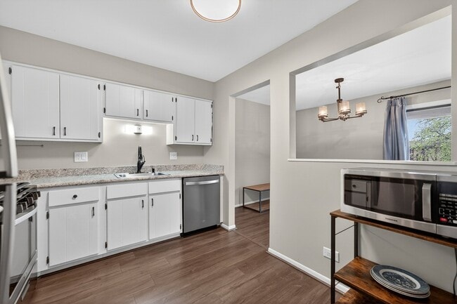 Building Photo - 1700 Lakecliffe Dr