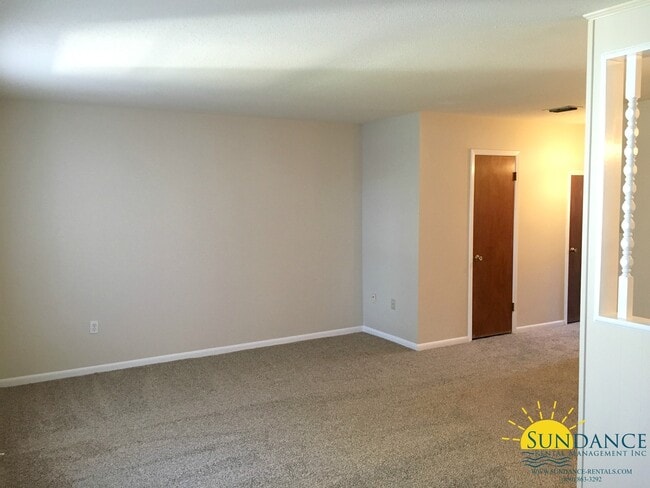 Building Photo - Great 3 Bedroom Townhouse in Shalimar