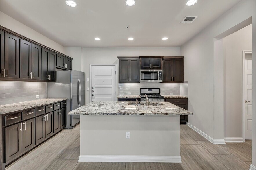 Building Photo - 13800 Lyndhurst St