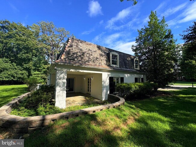 Building Photo - 4103 Laurel Dr