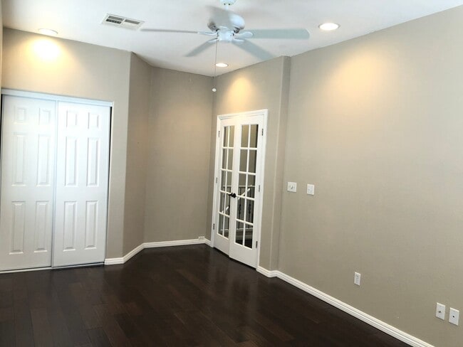 Building Photo - 3 BEDROOM & 2.5 BATH TOWNHOME LOCATED IN G...