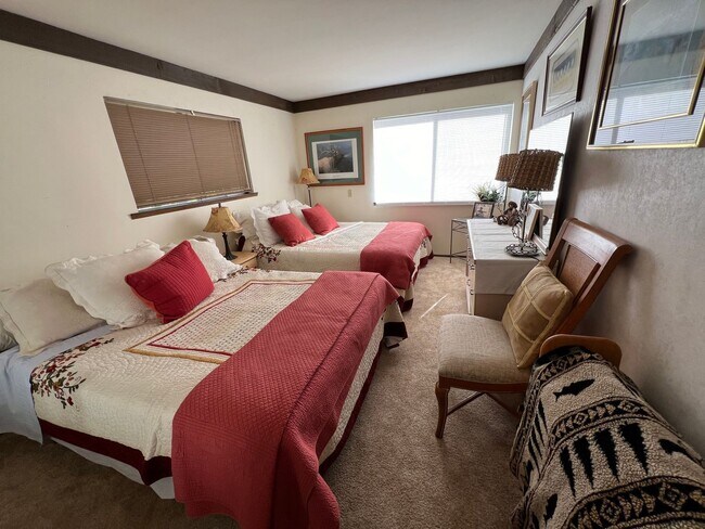 Building Photo - Large furnished 4 bedroom home with 2 car ...