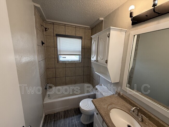 Building Photo - 605 SE 72nd St