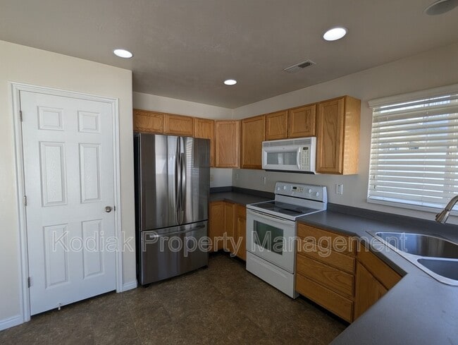 Building Photo - 978 York Dr
