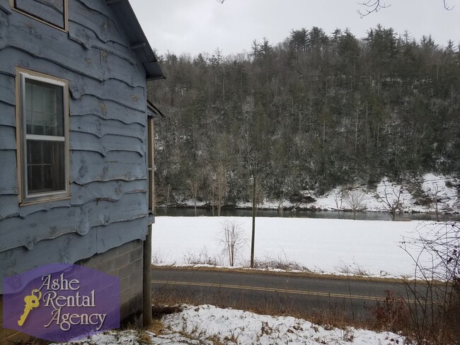 Building Photo - Charming 2 Bedroom 1 Bathroom Cottage By the River