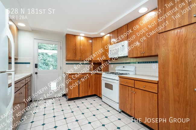 Building Photo - 528 N 181st St