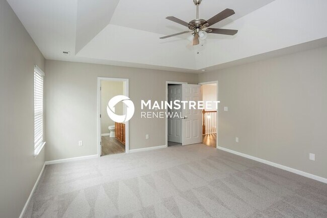 Building Photo - 4 Bedroom Pet-Friendly Home in Charlotte, NC with Main Street Renewal