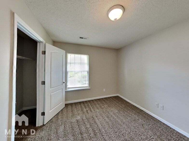 Building Photo - 2404 Slatemill Dr SW