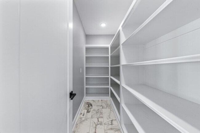 Building Photo - 601 Joyce Ave