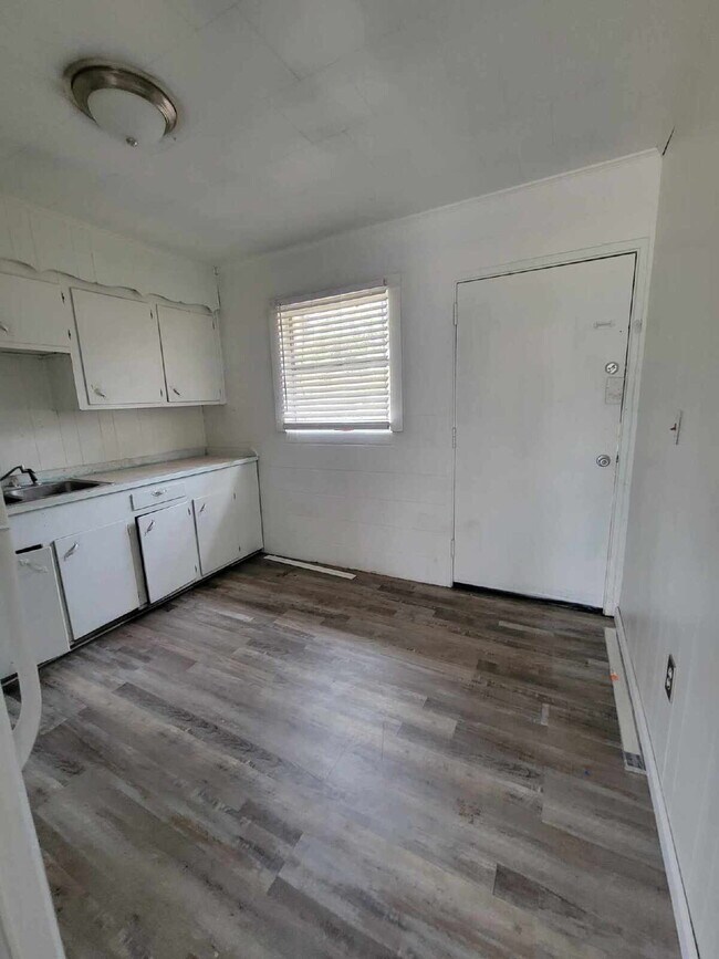 Building Photo - 2/1 located in Leakesville