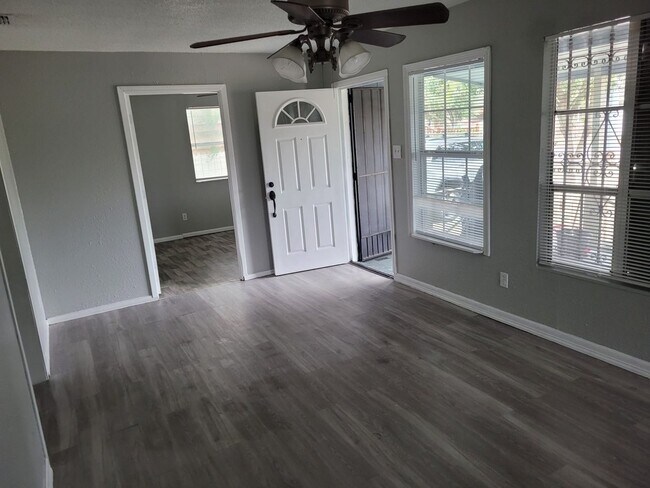 Building Photo - SPACIOUS! LOCATION!