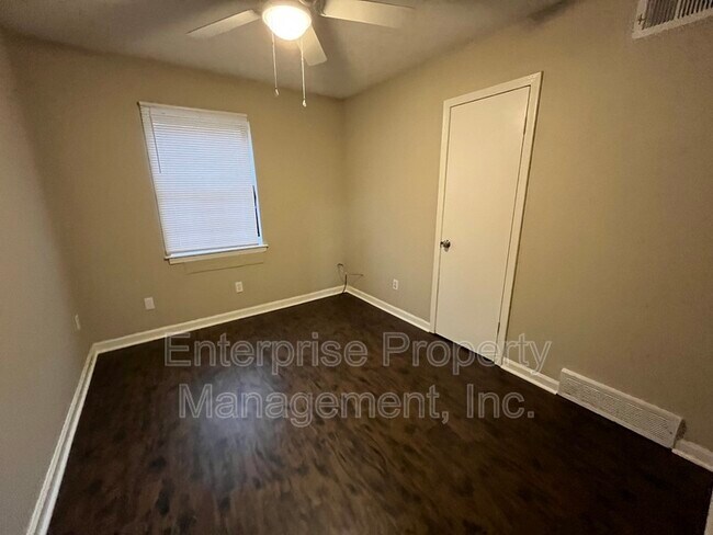 Building Photo - 424 Deerskin Dr