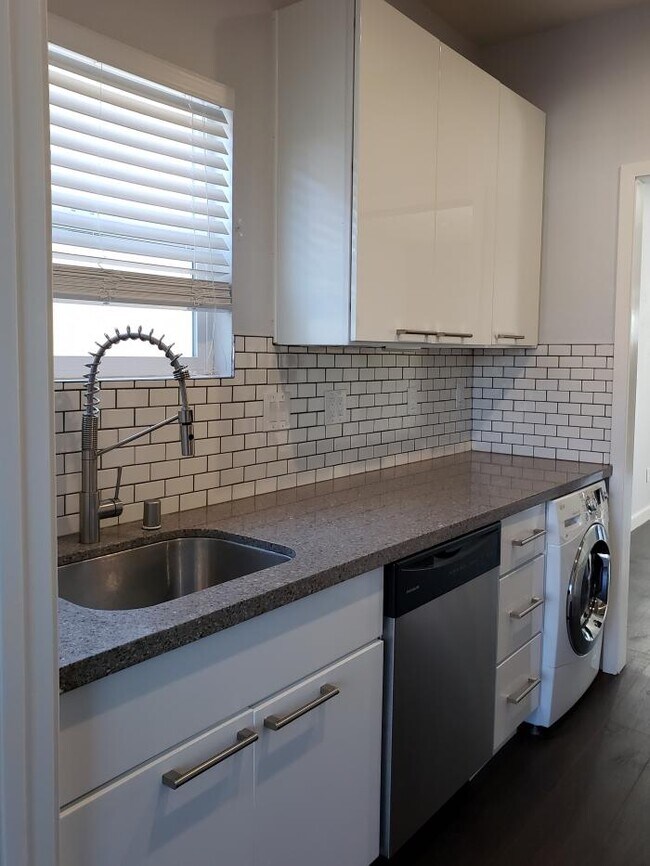 Building Photo - 2 bedroom in Oakland CA 94609