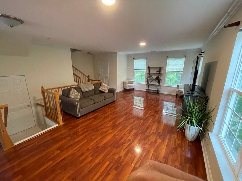 Building Photo - 2147 Hideaway Ct