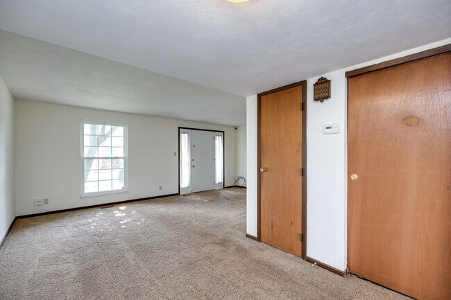 Building Photo - 2215 Barclay Ct