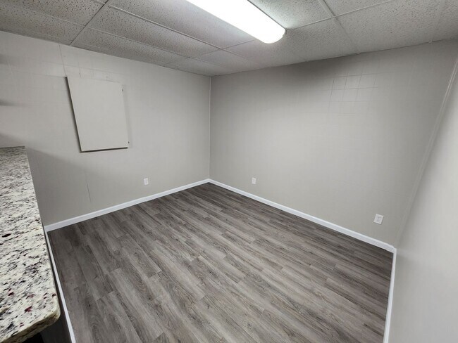 Building Photo - Spacious 3-Bedroom, 1-Bathroom Home AVAILA...