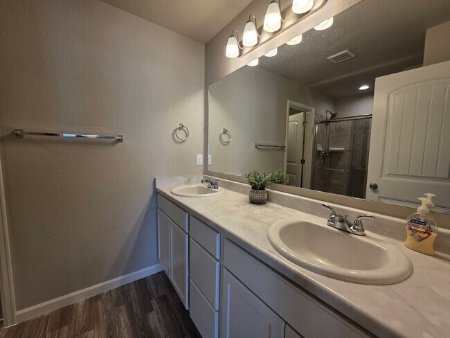 Building Photo - Gorgeous 2 Bed 3 bath Town Home In Lorson Ranch!!