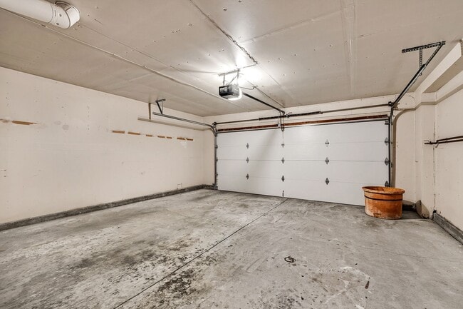 Building Photo - Beautiful Townhome in the Heart of Pleasanton