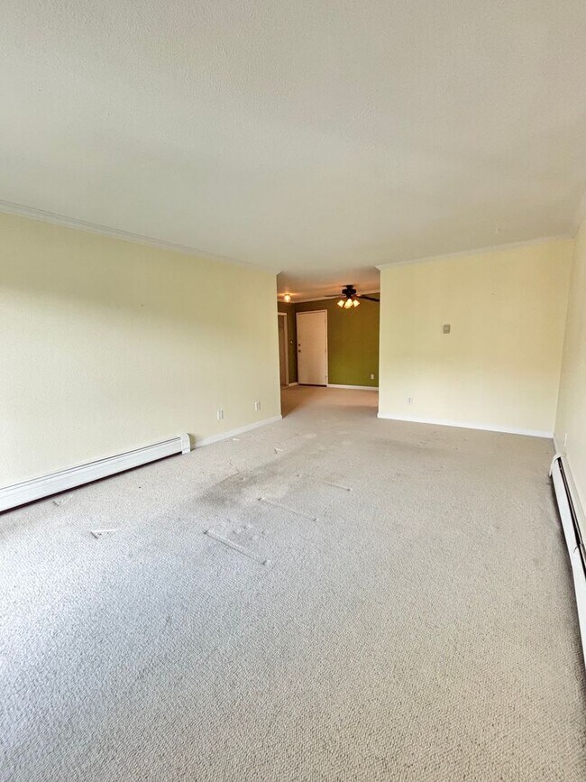 Building Photo - 1150 Golden Cir