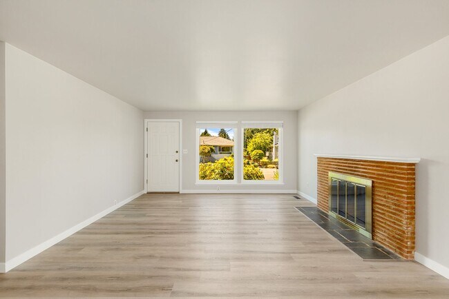 Building Photo - Crown Hill 3 Bedroom Daylight Basement Home