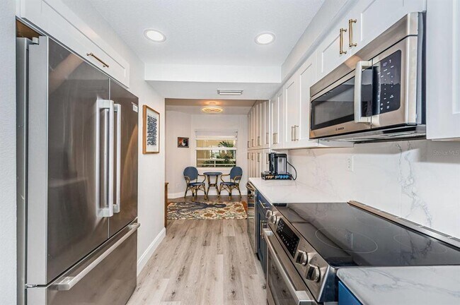 Building Photo - 6105 Bahia Del Mar Cir N