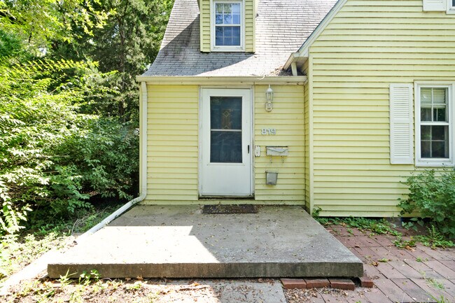 Building Photo - 819 Bertrand St