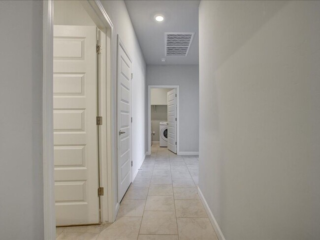 Building Photo - Corona de Tucson 4 Bedroom 2 Bathroom