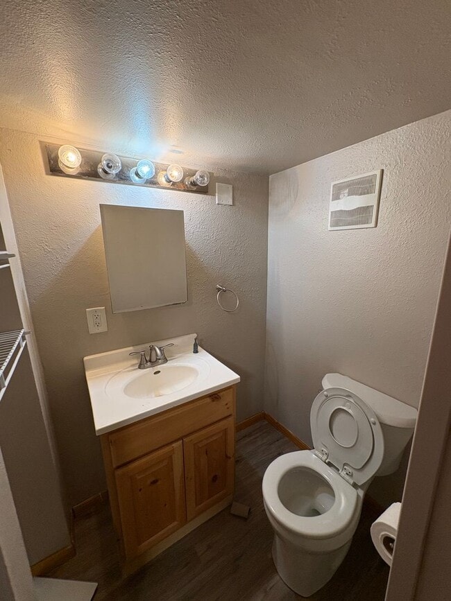 Building Photo - 4 Bedroom Home