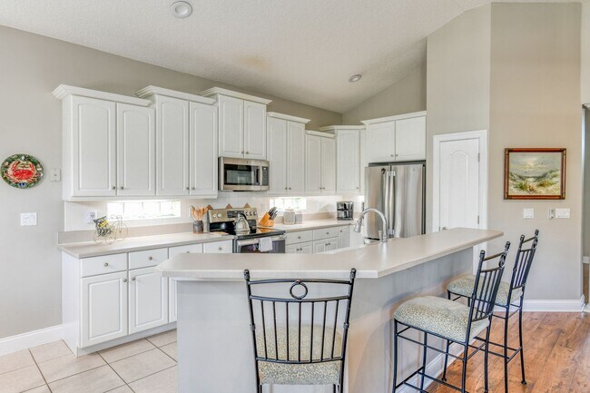 Building Photo - Spacious 4BR Retreat w/ Fenced Yard + Resort Amenities