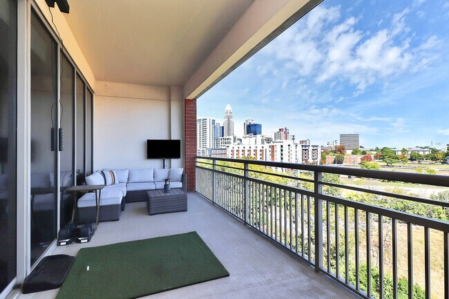Building Photo - Spectacular 7th floor corner unit condo in...