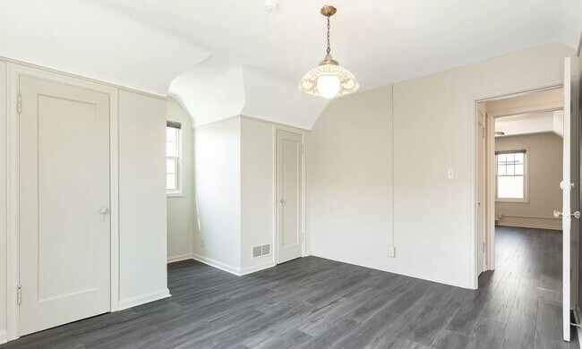 Building Photo - 6613 N Amherst St