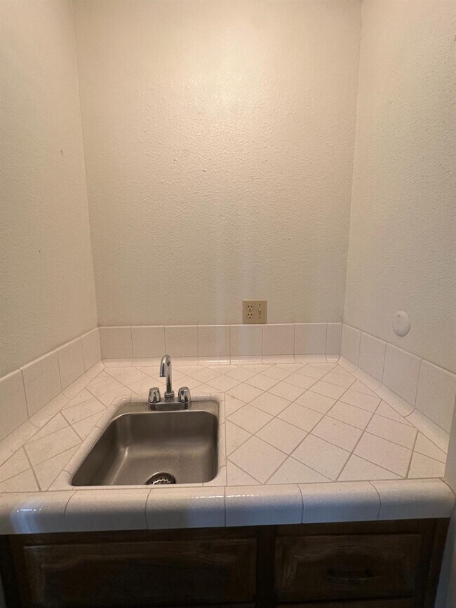 Building Photo - 5072 N Forkner Ave