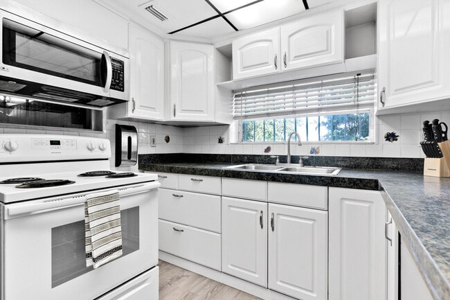 Building Photo - 3120 SW 27th St