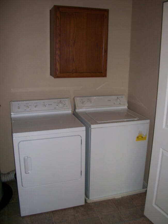 Building Photo - 2 Bedroom 1 1/2 Bathroom - Close to Campus...
