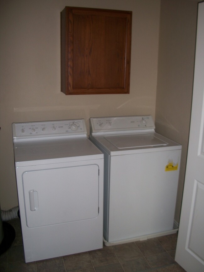 Building Photo - 2 Bedroom 1.5 Bathroom Townhouse